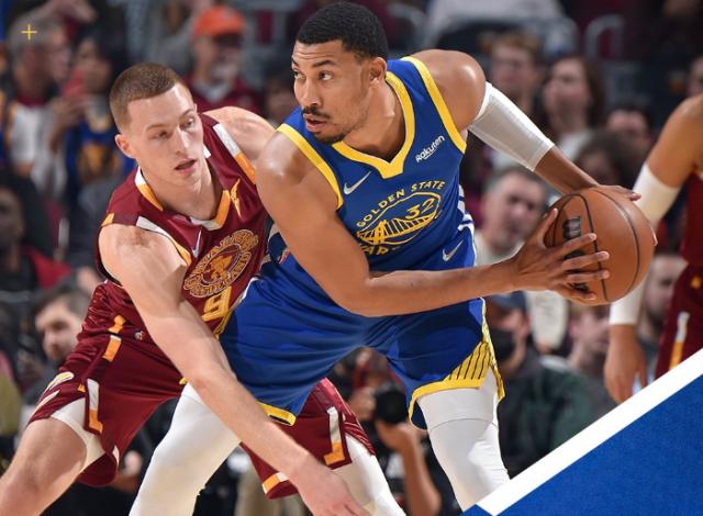 开云APP下载-勇士防守崩盘险些翻车 库里续写疯狂目标最佳防阵